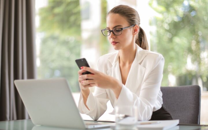 Profissional usando smartphone no trabalho