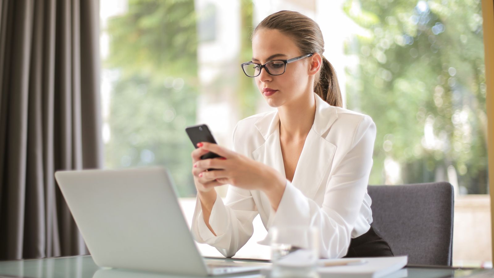Profissional usando smartphone no trabalho