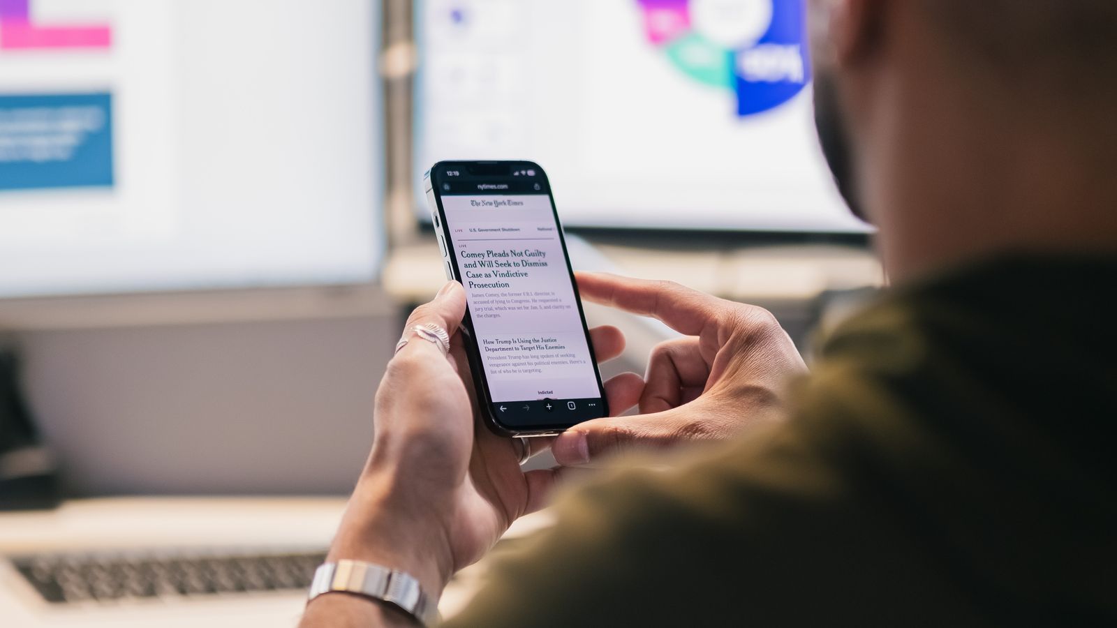 Profissional usando smartphone em um escritório