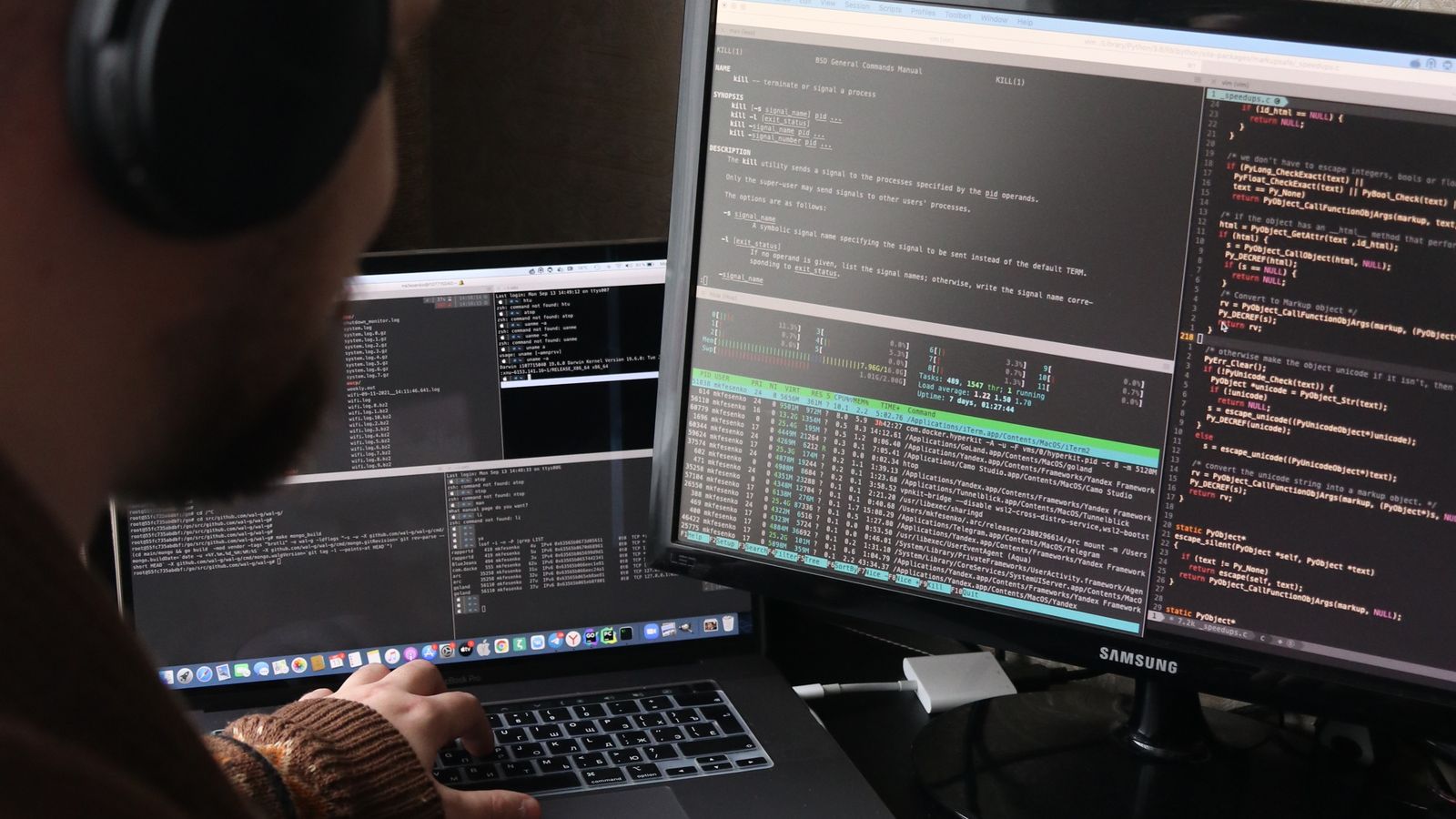Programador trabalhando em dois monitores