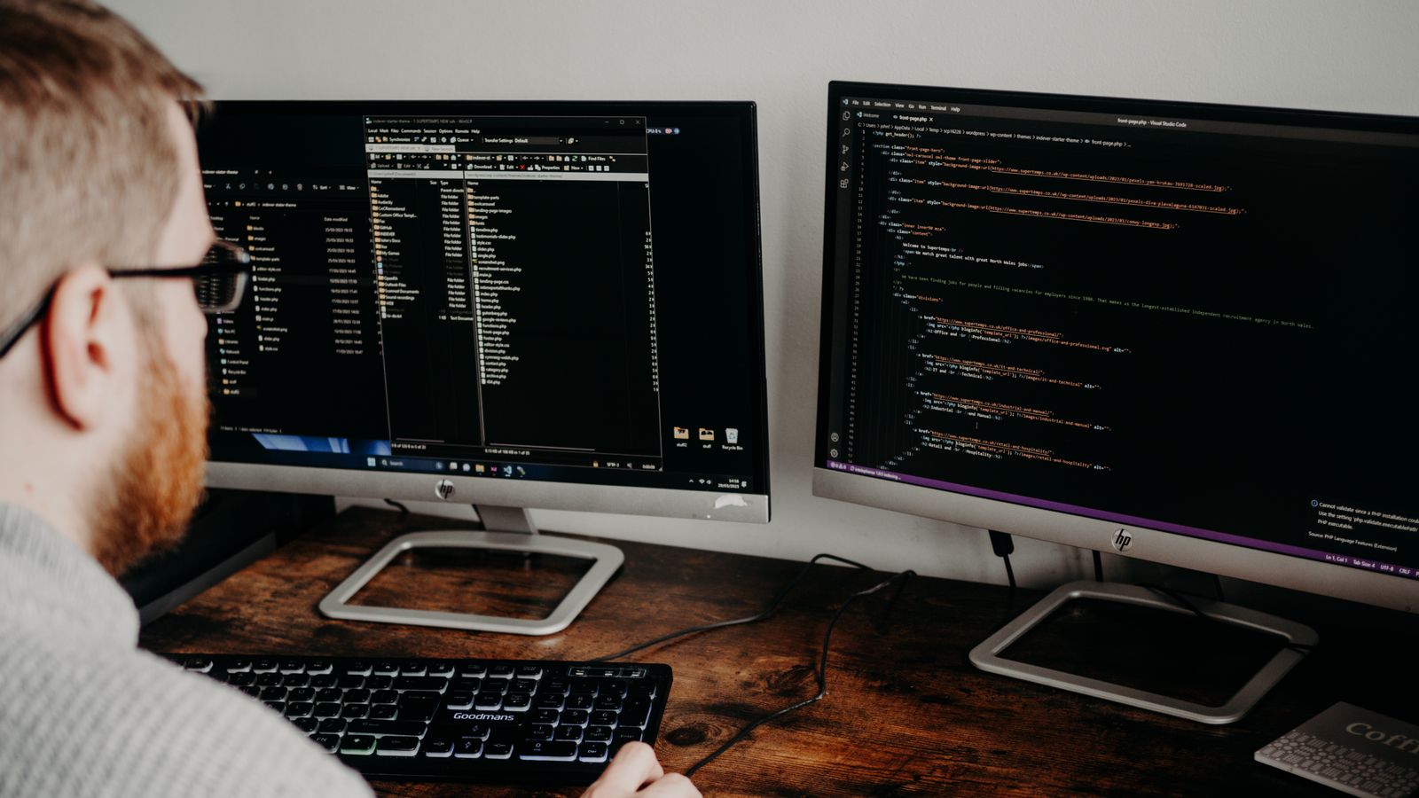 Desenvolvedor trabalhando em computadores