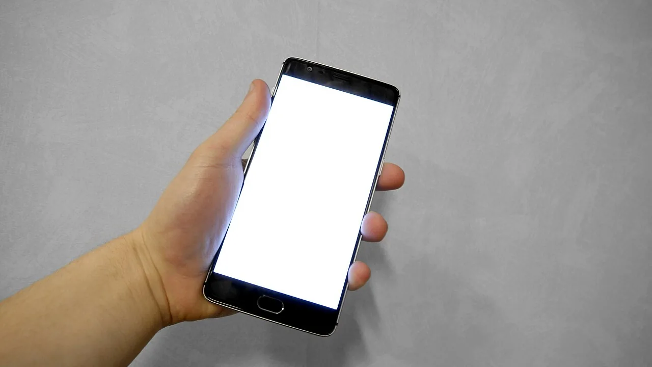 Pessoa segurando um celular para receber confirmação de agendamento