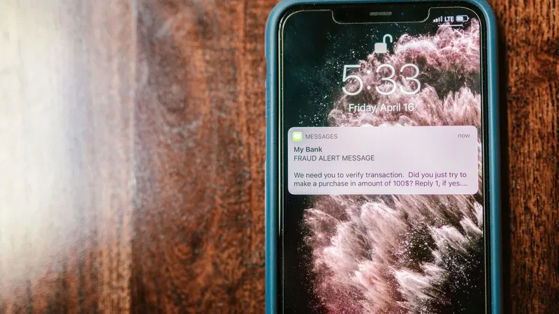 Smartphone exibindo um alerta de segurança e verificação