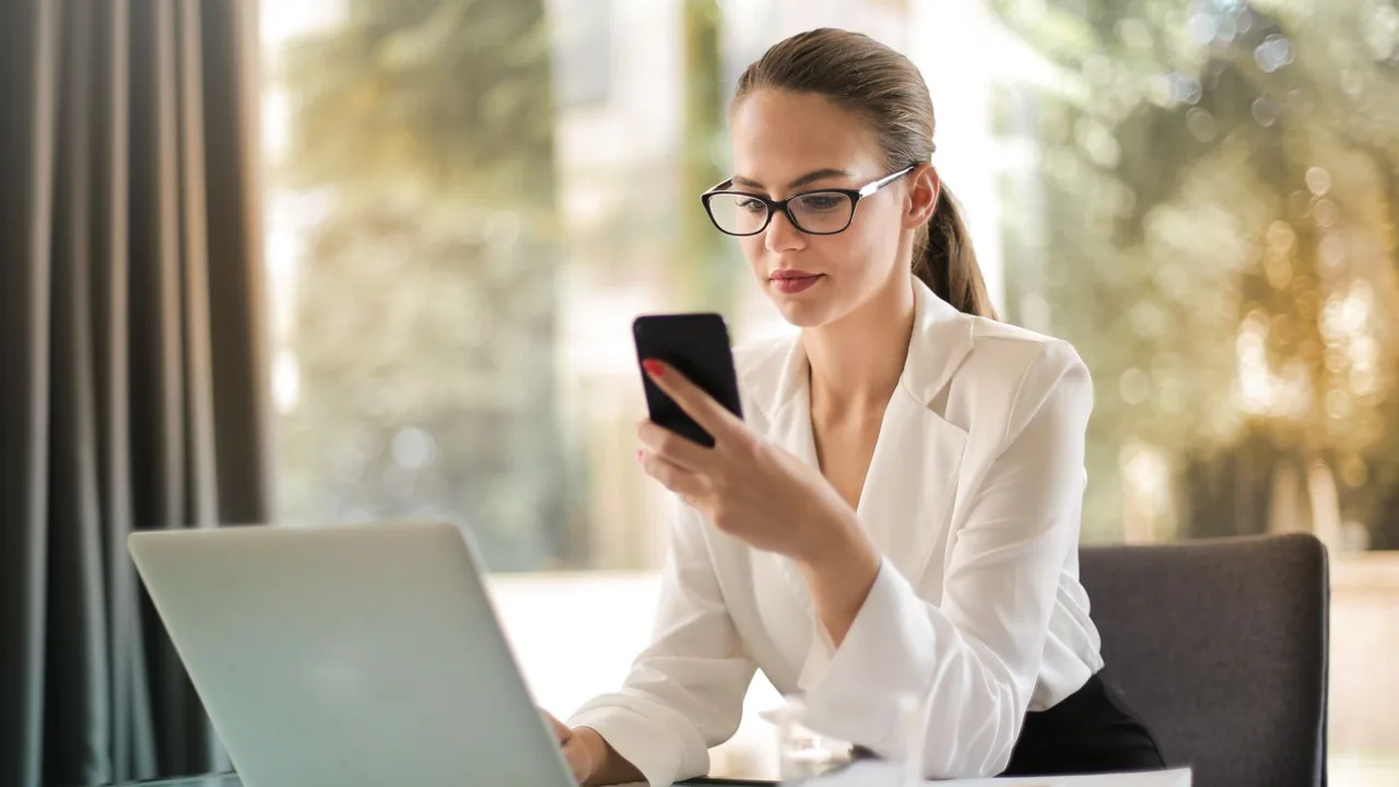 Atendimento profissional pelo WhatsApp em um smartphone