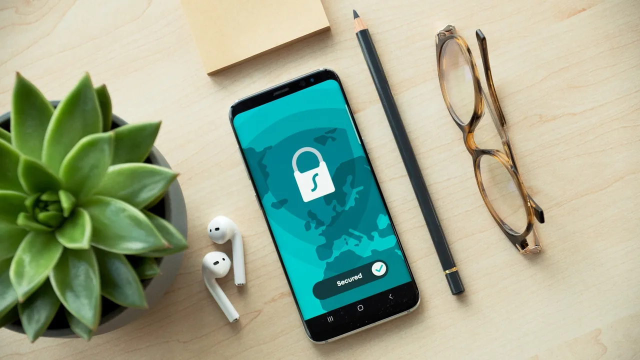 Smartphone com ícone de cadeado, representando a proteção do backup do WhatsApp