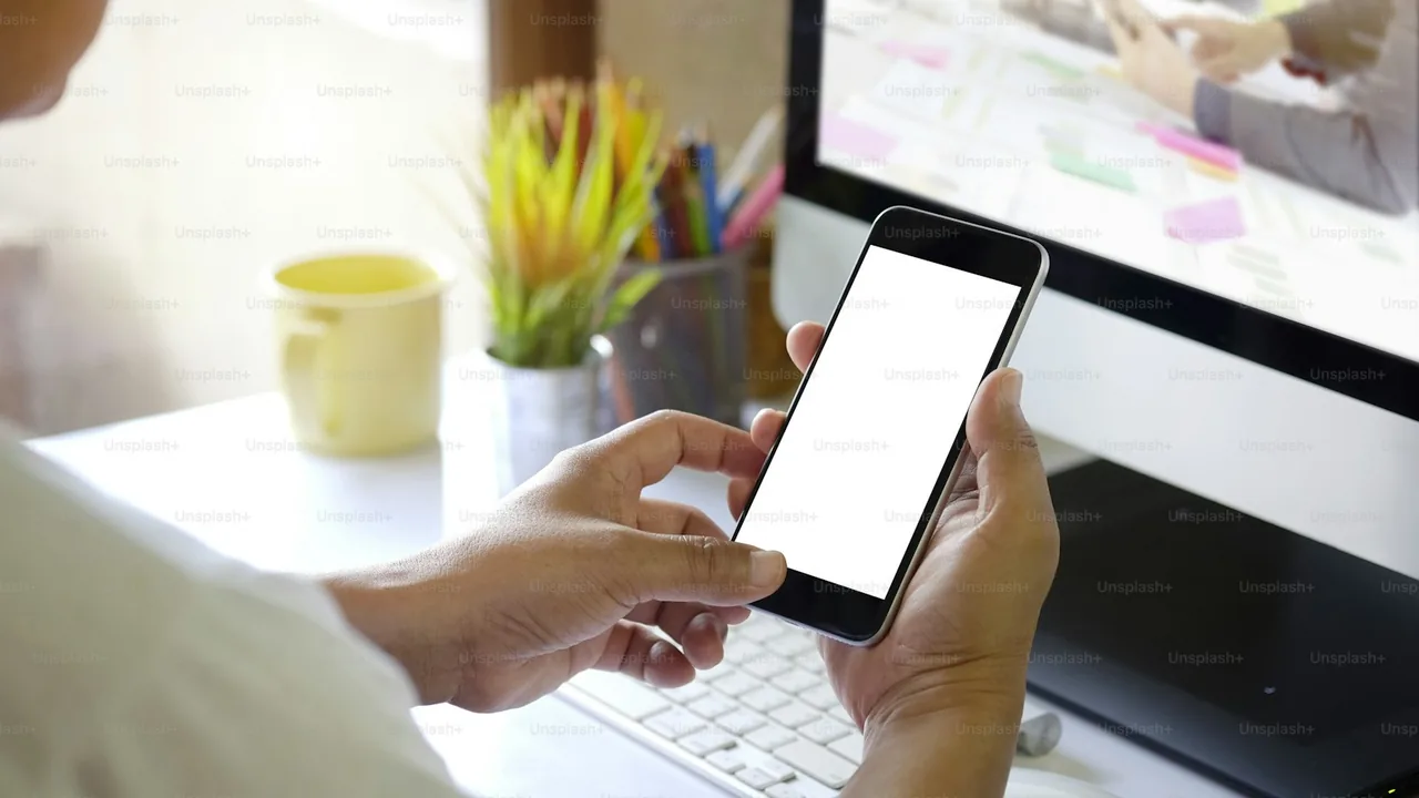 Pessoa usando smartphone no escritório, imagem de apoio para organização de conversas