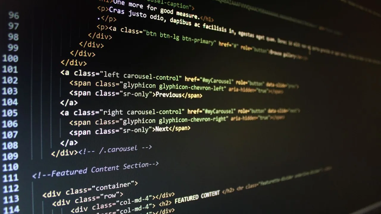 Trecho de código HTML exibido em um monitor