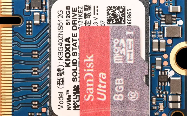 SSD M.2 NVMe com chave M ao lado de um cartão microSD