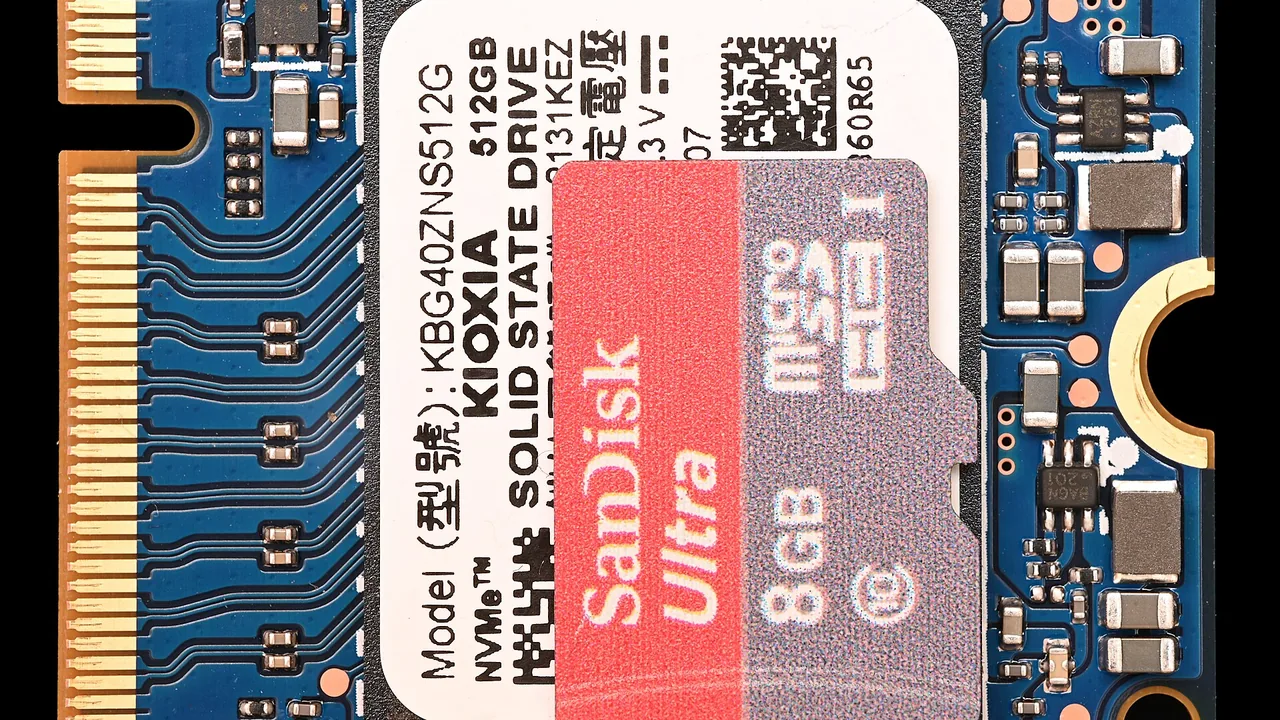 SSD M.2 NVMe com chave M ao lado de um cartão microSD