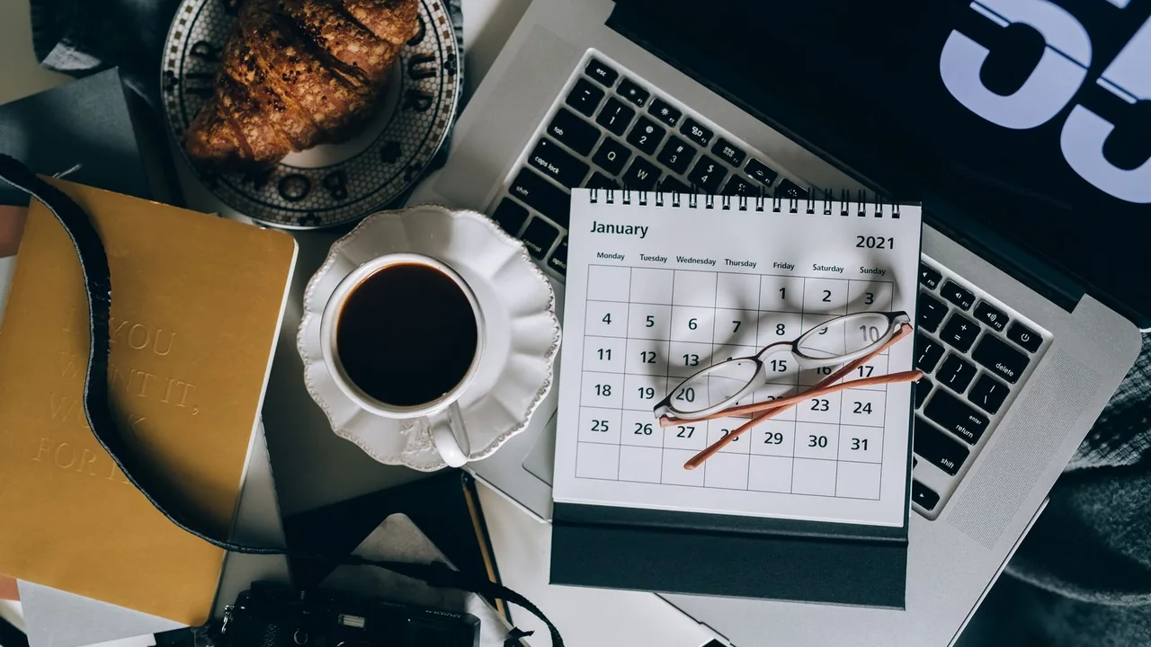 Agenda digital com laptop e calendário sobre uma mesa
