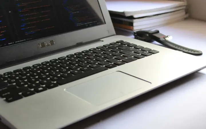 Pessoa programando em um notebook, imagem de apoio para o uso de chave SSH com GitHub