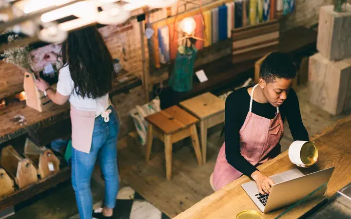 Pessoa usando o WhatsApp Business para atender clientes em uma pequena empresa