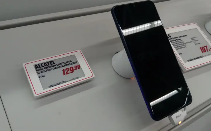 Smartphone exibindo produtos em uma vitrine de loja