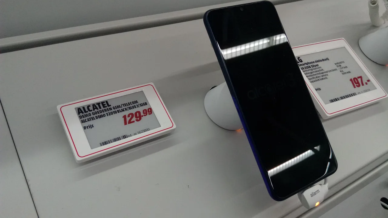 Smartphone exibindo produtos em uma vitrine de loja