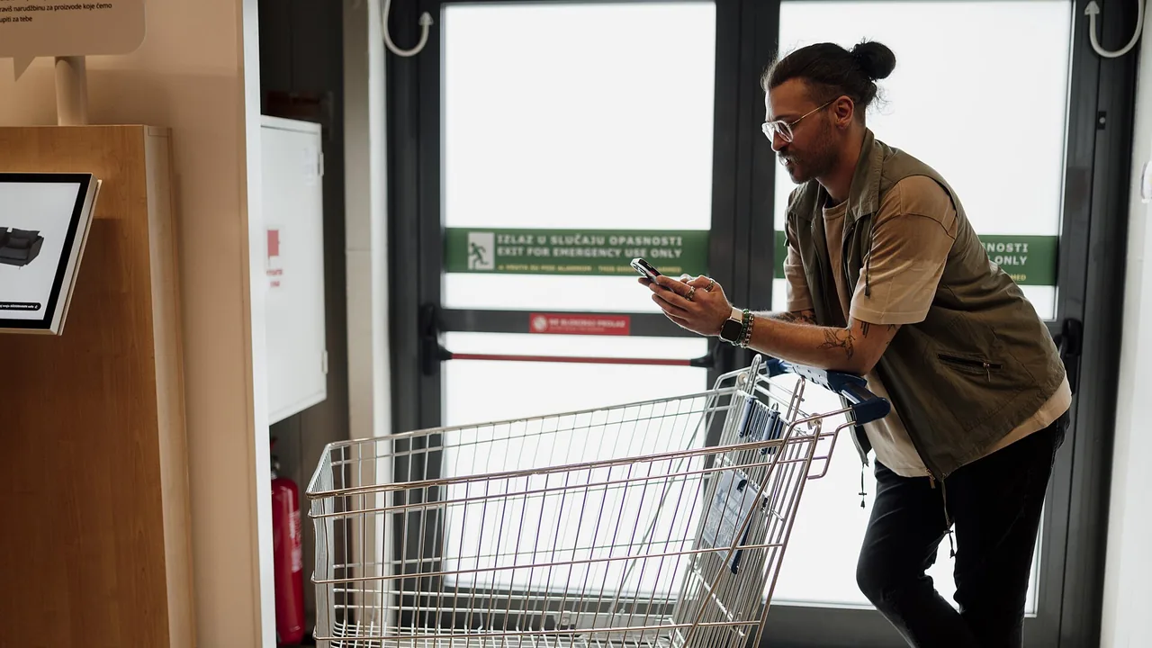 cliente usando smartphone para consultar produtos e montar pedido
