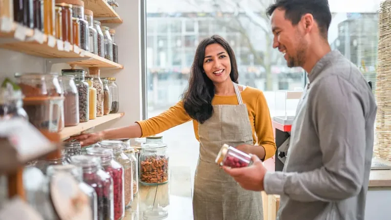 Empreendedora usando um celular para conversar com clientes no WhatsApp Business