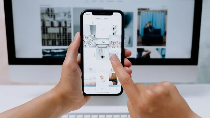Pessoa usando um celular para acessar uma rede Wi-Fi