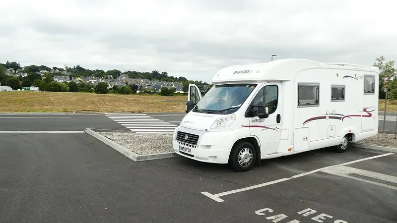 Motorhomes estacionados em uma área de parada durante uma viagem