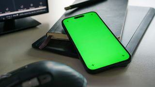 Celular sobre uma mesa, representando o recebimento de uma tarefa agendada no ChatGPT