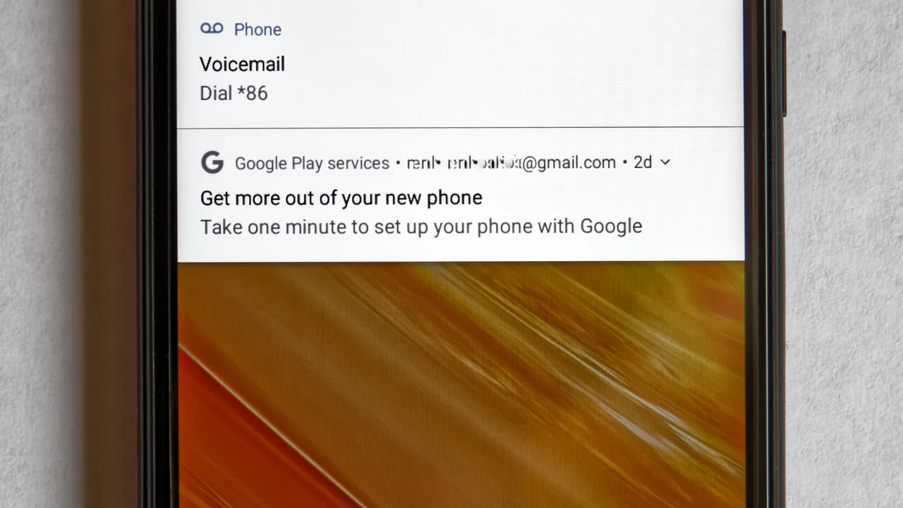 Tela de bloqueio de um smartphone, usada para ilustrar notificações de uma tarefa agendada