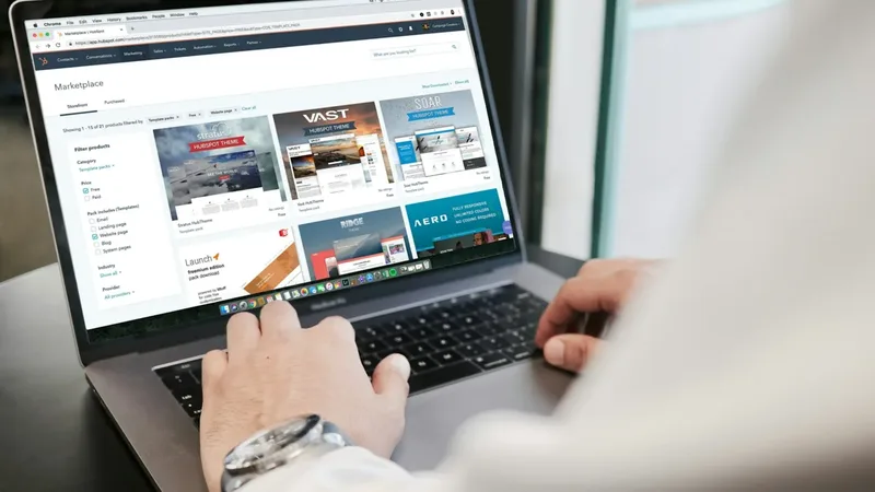 Equipe diante de um notebook e gráficos, representando a interpretação de dados com IA