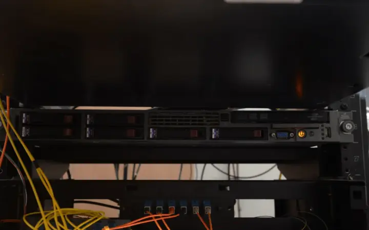Rack de servidores e cabos de rede usados para ilustrar um Cloudflare Tunnel
