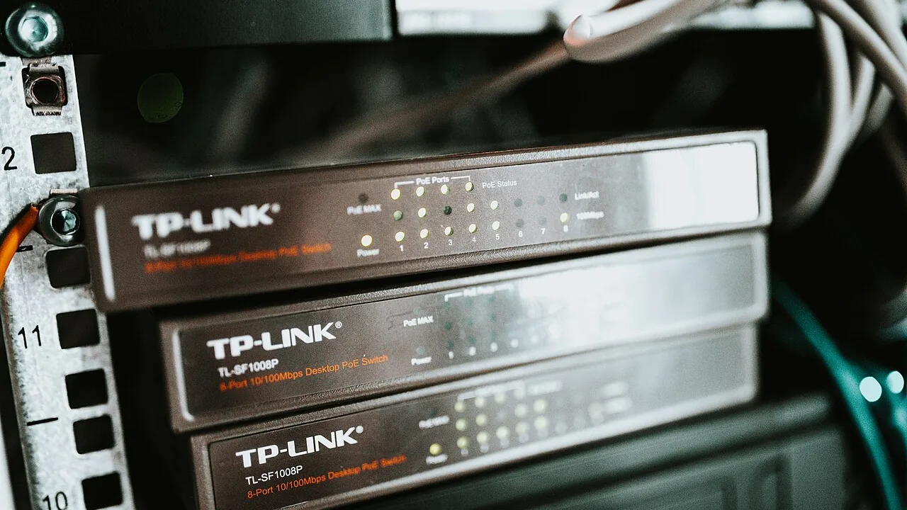 Switches de rede em um rack de servidores, representando a conexão entre uma rede local e a nuvem