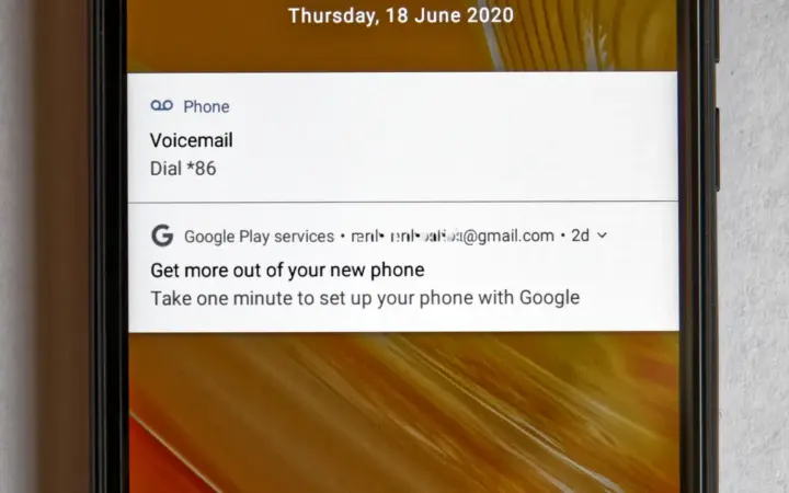 Tela de bloqueio de um smartphone, imagem que ilustra a proteção de contas com o Microsoft Authenticator