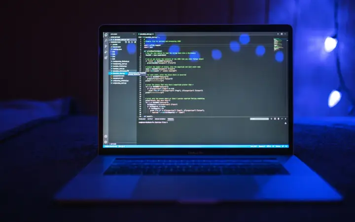 Notebook exibindo código de programação em uma tela escura