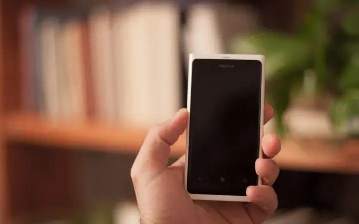 Pessoa usando um smartphone para acessar aplicativos e mensagens