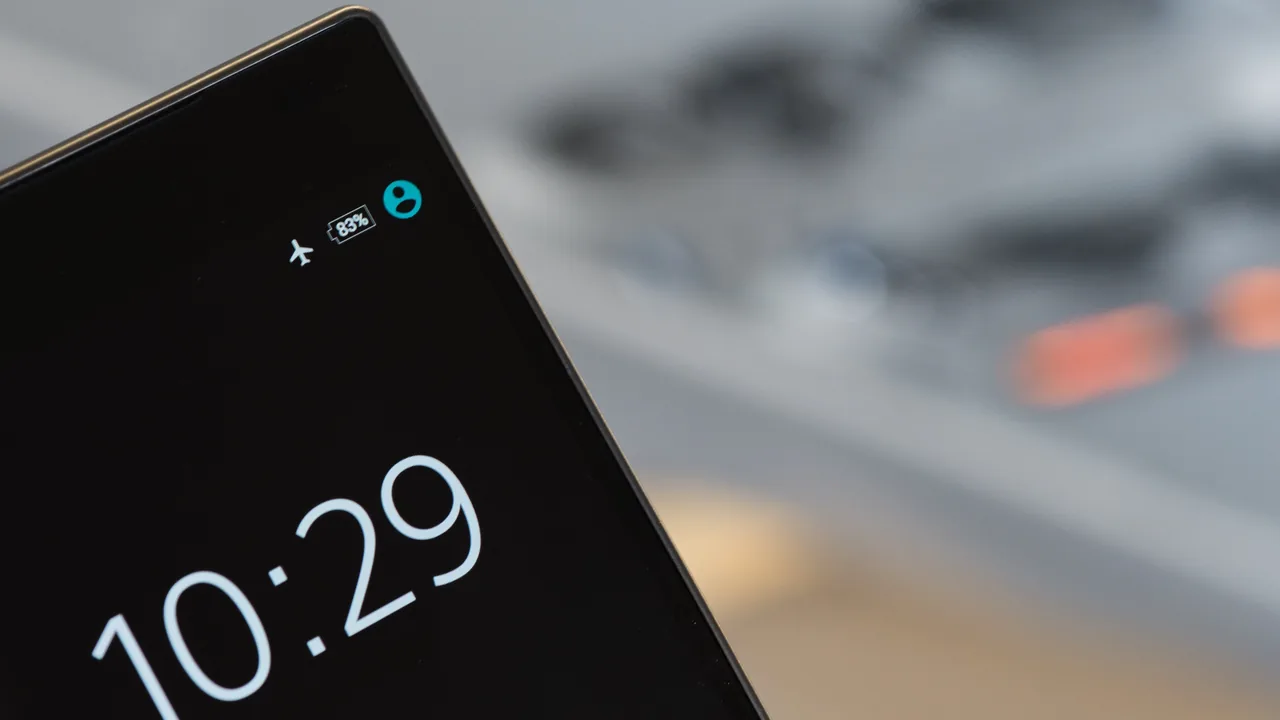 Tela de smartphone representando uma conversa por aplicativo de mensagens