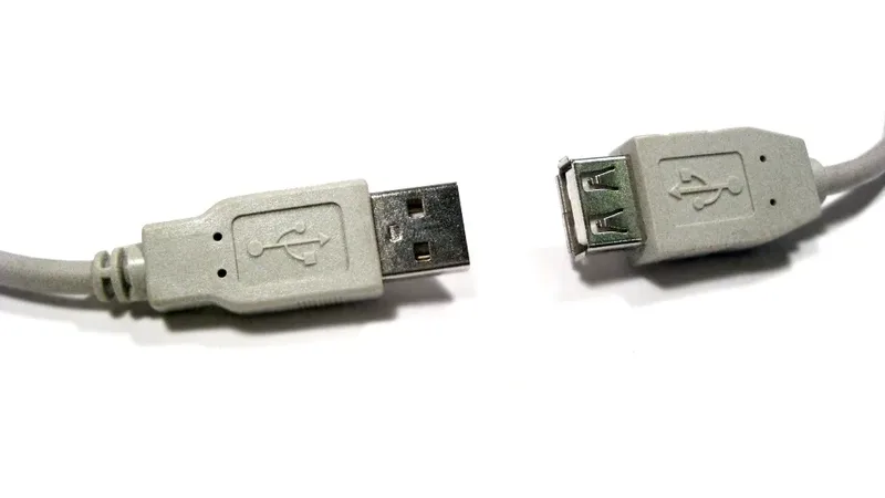 Conectores USB usados para ligar o celular ao computador e ativar o modo webcam