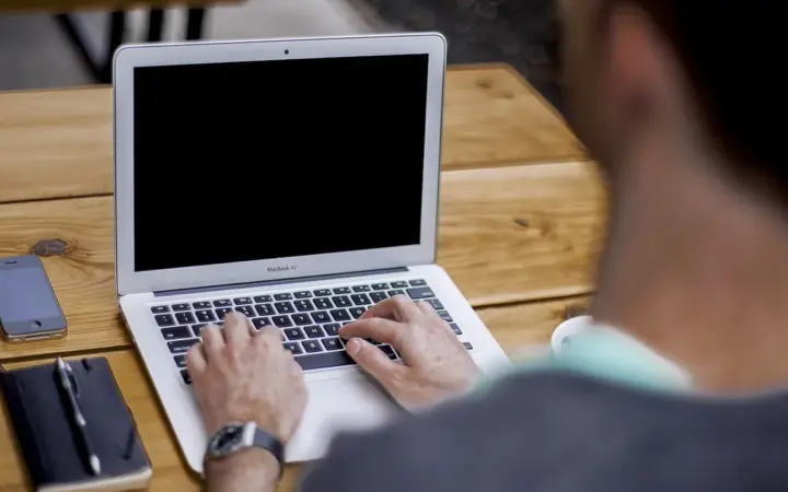 Pessoa usando um notebook para organizar dados em uma planilha