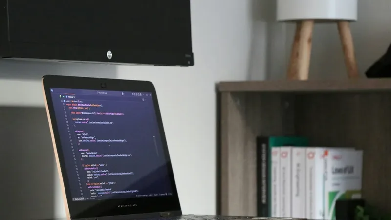 Notebook exibindo linhas de código durante o desenvolvimento de software