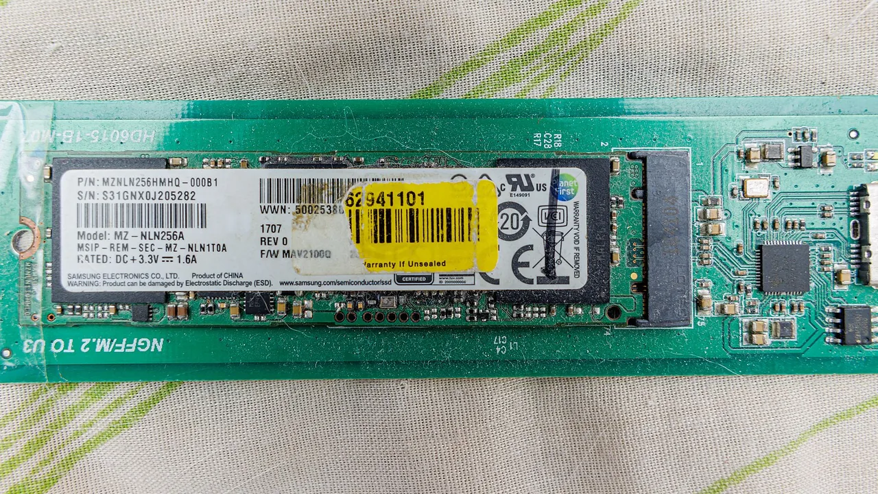 SSD M.2 SATA Samsung PM871a mostrado de frente