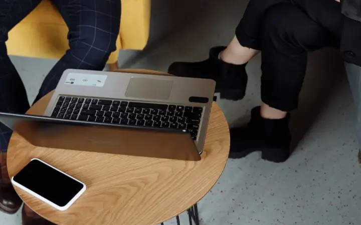 ChatGPT organizando anotações de uma reunião em um laptop