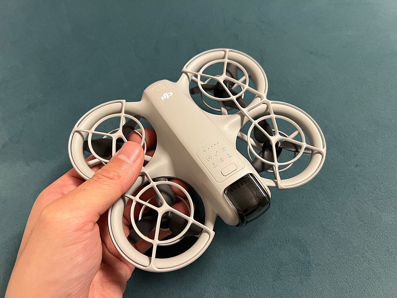 DJI Neo 2024, drone compacto com protetores de hélice sobre uma superfície clara