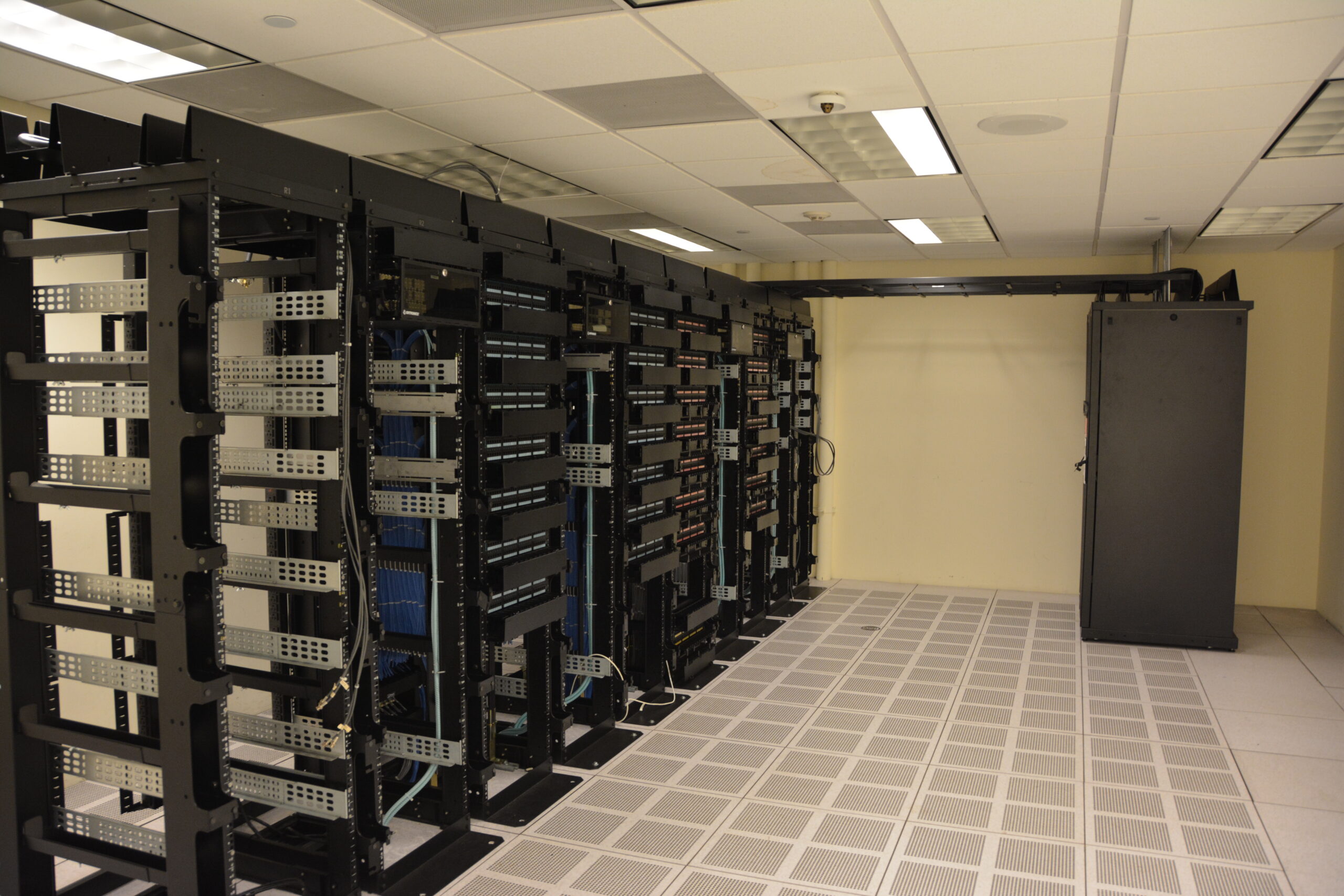Rack de servidores em um data center, representando a infraestrutura usada na computação de borda