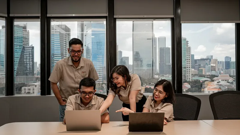 Equipe colaborando em um canal de trabalho com notebooks