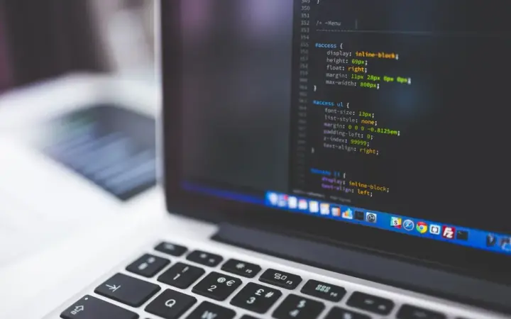 Formspree e código HTML em um notebook