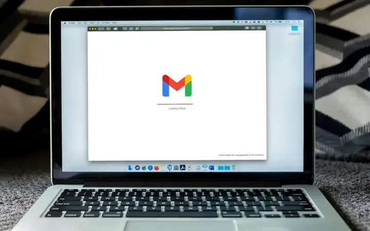 Gmail em um notebook com mensagens organizadas na caixa de entrada