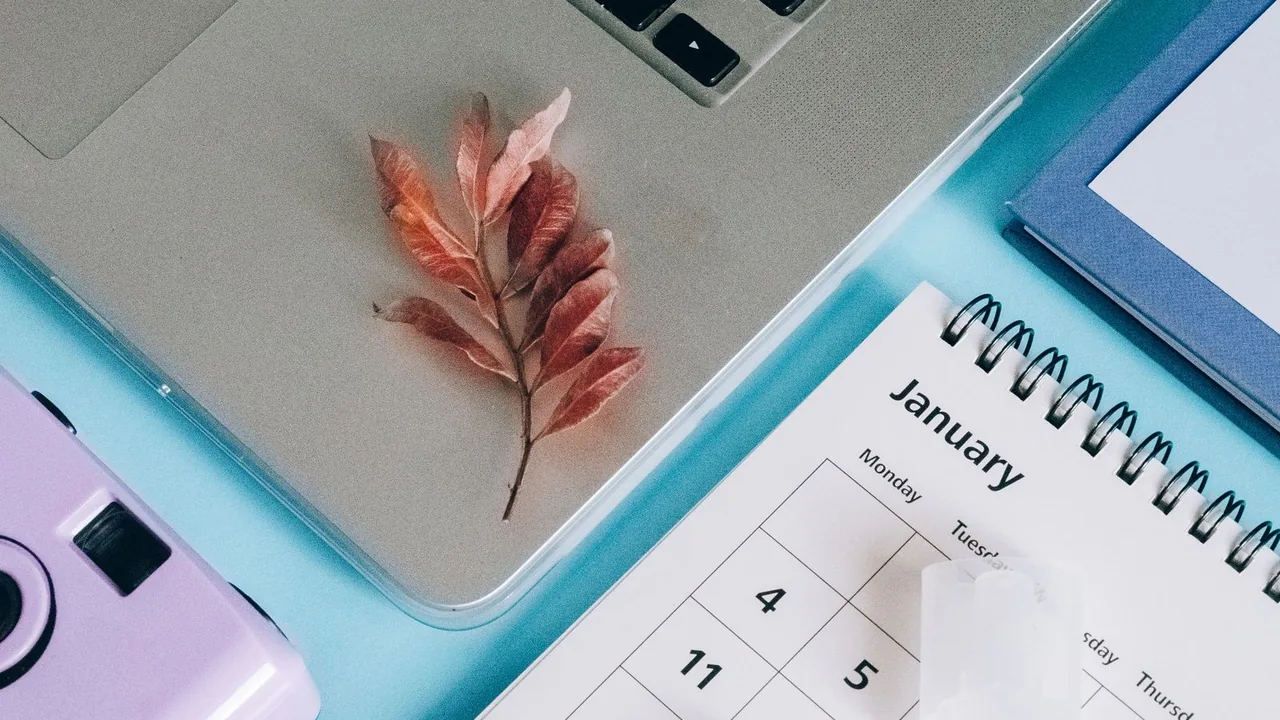 Calendário e computador usados para organizar agendamentos