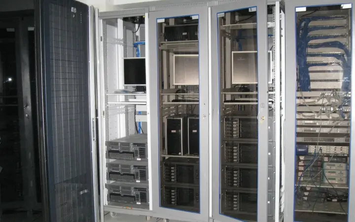 Sala de servidores representa o processamento de grandes volumes de dados na Gemini Batch API