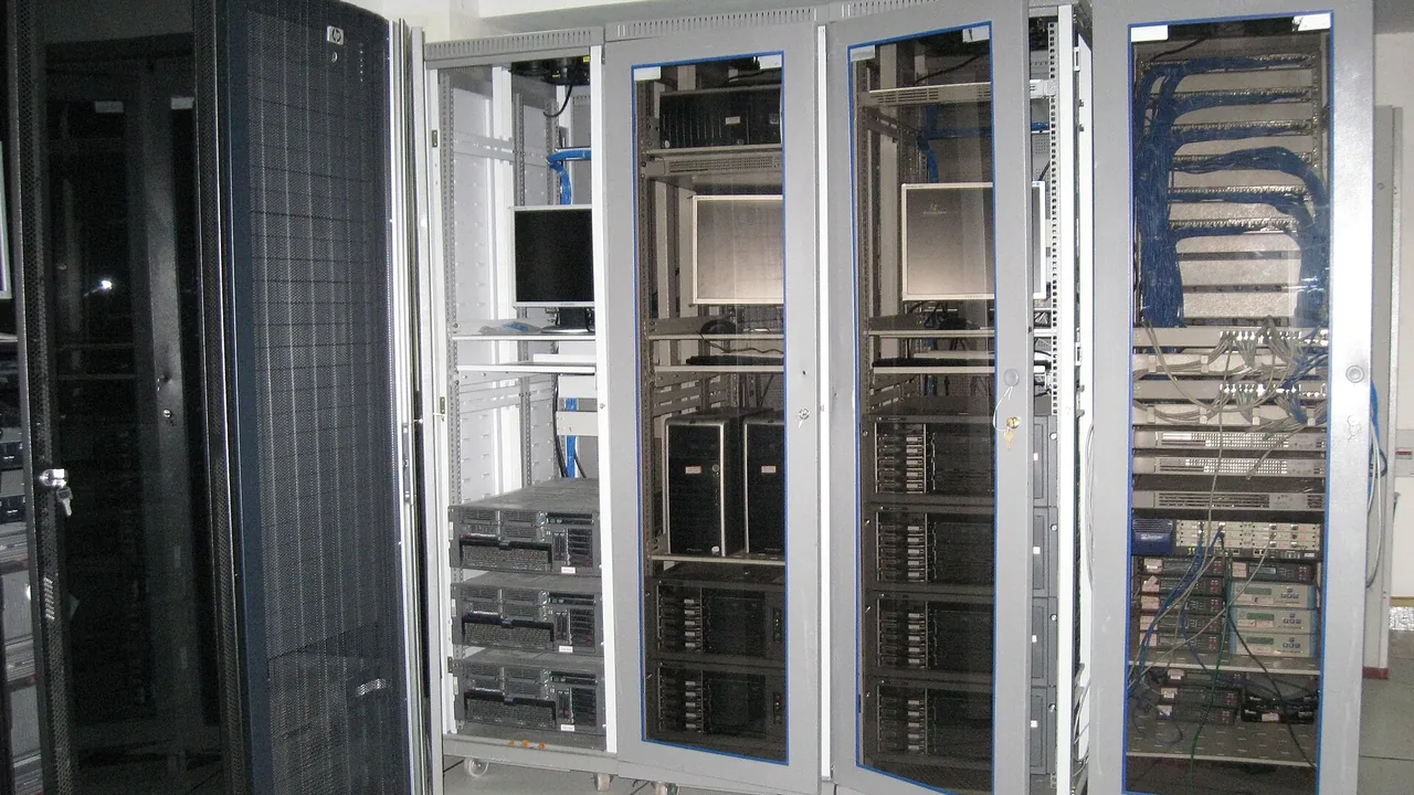 Sala de servidores representa o processamento de grandes volumes de dados na Gemini Batch API