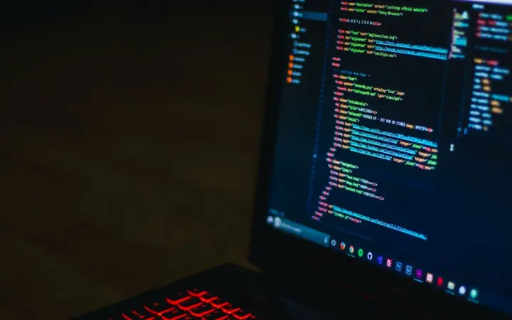 Tela de notebook com código, representando a automação de um script Python pelo GitHub Actions