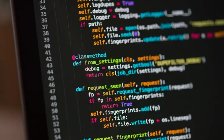 Notebook exibindo código em uma tela, representando automação de testes com GitHub Actions