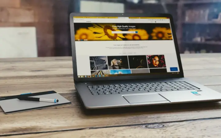 Notebook exibindo uma caixa de entrada de e-mail, representando a organização de mensagens no Gmail