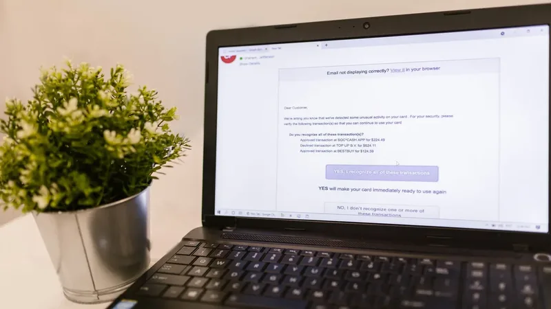 Laptop com uma mensagem de e-mail aberta, usada para ilustrar filtros e organização da caixa de entrada