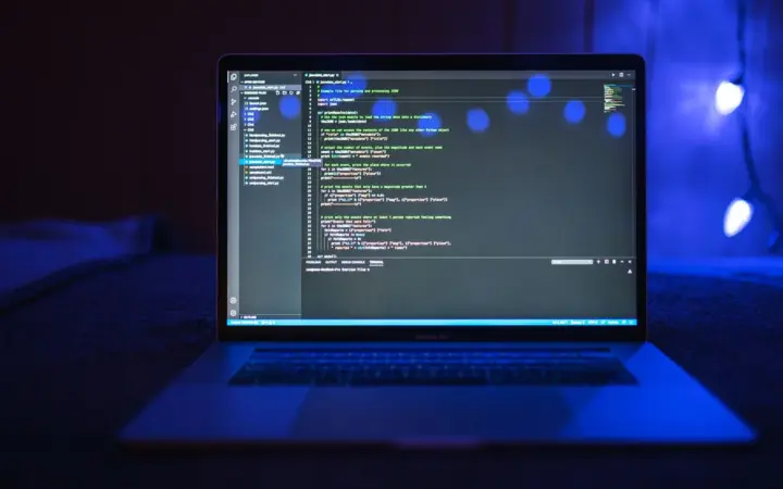 Tela de notebook com código de programação, usada para ilustrar uma API criada com Google Apps Script