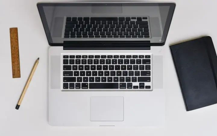 Notebook aberto sobre uma mesa de trabalho, ilustrando o acesso a documentos sem internet